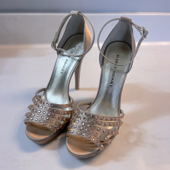 Scrappy, sparkle heel. Size 8 - Picture 1 of 7